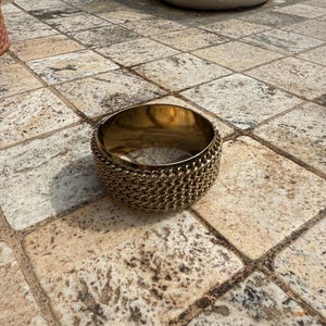 Vintage Bracciale rigido a polsino con catena sovrapposta metallo dorato giallo brillante. Bellissimo chunky decorativo.
