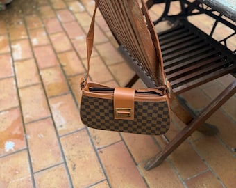 Borsa in tessuto telato plasticato a scacchi con profili cuoio. Bolsa a tracolla, Italia anni '90