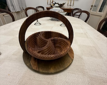 Vintage Cestino per frutta secca legno ripiegatile 3 scomparti cuore. Hand Carved Vintage Collapsible Wooden Hearts Basket, Three Partitions