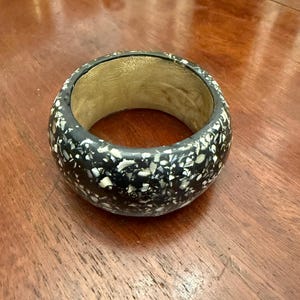 Vintage Bracciale rigido legno alto nero con decorazione tipo scaglie di pietra, lucido. Jumbo