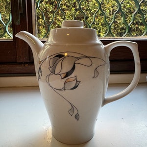 Stary porcelanowy czajniczek JL MENAU Graf von Henneberg z 1970 r., wyprodukowany w Niemieckiej Republice Demokratycznej, niewielki, prawie niewidoczny odprysk na uchwycie