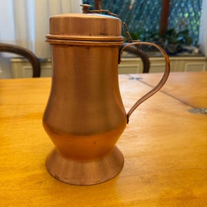 Vintage grande brocca per acqua in rame con tappo con catena. Pomello in ottone