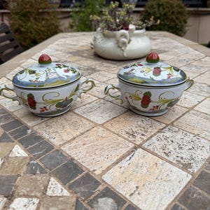 Due tazze brodo grandi di Ente Ceramica di Faenza decoro Garofano (cm 15).