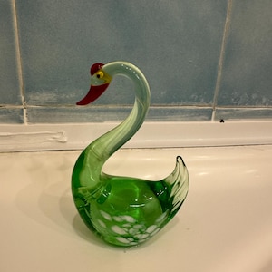 Cigno vetro Murano verde. Green Murano glass swan with eyes and crest
