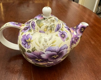 Vintage Cream Pansy Teapot by Maxwell and Williams (Australia). Teiera Maxwell e Williams decor Cream Pansy vintage.