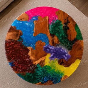 Peut inclure: Une table ronde pr&eacute;sentant une surface en bois naturel int&eacute;gr&eacute;e avec de la r&eacute;sine &eacute;poxy multicolore vive dans des tons rose vif, bleu, vert fonc&eacute;, rouge fonc&eacute;, violet et jaune, cr&eacute;ant un effet marbr&eacute; tourbillonnant sur le dessus.