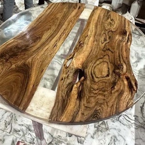 生エッジアカシア材とエポキシ樹脂のテーブル：ミッドセンチュリーモダン家具