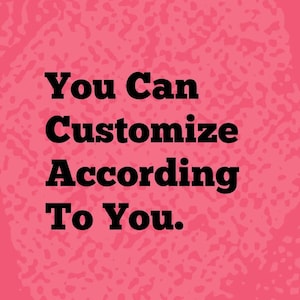 Peut inclure: Un fond rose vif avec un motif textur&eacute; et tachet&eacute; dans une nuance de rose l&eacute;g&egrave;rement plus fonc&eacute;e. Au centre de l'image se trouve le texte en lettres noires grasses qui indique : You Can Customize According To You.