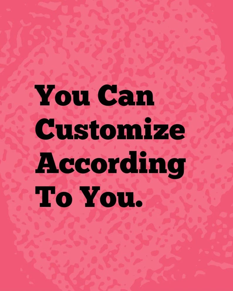 Peut inclure: Un fond rose vif avec un motif textur&eacute; et tachet&eacute; dans une nuance de rose l&eacute;g&egrave;rement plus fonc&eacute;e. Au centre de l'image se trouve le texte en lettres noires grasses qui indique : You Can Customize According To You.