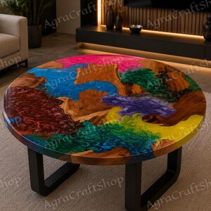 Peut inclure: Une table basse ronde compos&eacute;e d'un plateau en bois naturel incrust&eacute; de r&eacute;sine &eacute;poxy multicolore aux tons rose, bleu, vert, violet et jaune. La table repose sur un pi&egrave;tement en m&eacute;tal noir dot&eacute; de deux pieds en forme de U.