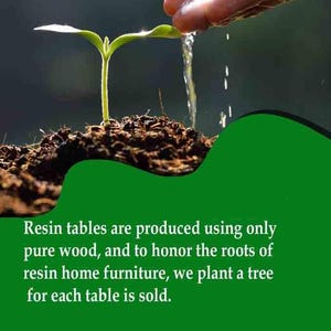 Peut inclure: Un petit plant vert poussant dans un sol brun fonc&eacute; avec de l'eau vers&eacute;e dessus. Le texte indique : We Plant a Tree on Every table sold. Resin tables are produced using only pure wood, and to honor the roots of resin home furniture, we plant a tree for each table is sold.