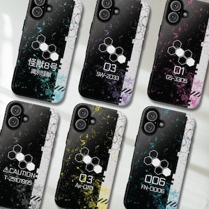 Könnte beinhalten: Sechs verschiedene Handyhüllen mit schwarzem Hintergrund und weißem Design. Jede Hülle hat eine andere Nummer und einen anderen Code aufgedruckt. Die Hüllen haben einen abgenutzten, strukturierten Look.