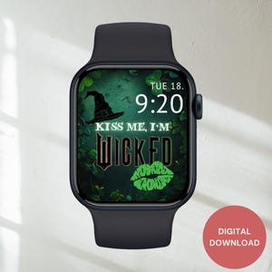 Może przedstawiać: Czarny zegarek Apple Watch z zielono-czarną tarczą zegarka w stylu Halloween. Tarcza zegarka przedstawia kapelusz czarownicy, zieloną wargę i tekst "Kiss me, I'm Wicked".