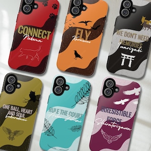 Könnte beinhalten: Eine Sammlung von Handyhüllen mit verschiedenen Designs und Texten. Die Hüllen weisen unterschiedliche Farbschemata auf, darunter Rot, Orange, Schwarz, Grün, Blau und Lila. Jede Hülle hat eine einzigartige Grafik und Text, wie "CONNECT Nekoma" und "FLY Karasuno".