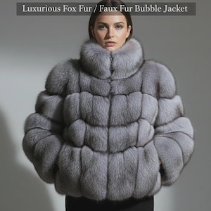 Puede incluir: Chaqueta de burbujas de piel sintética gris con cuello alto y cierre de cremallera. La chaqueta tiene un diseño texturizado y en capas y el texto "Luxurious Fox Fur / Faux Fur Bubble Jacket" está en la parte superior.