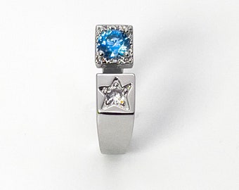 Anillo de apilamiento de zafiro azul delicado con estrella CZ / anillo abierto de zafiro ajustable en color plata