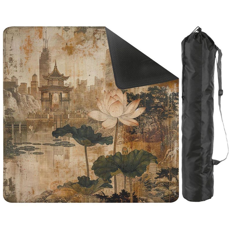 K&ouml;nnte beinhalten: Eine Yogamatte mit einem Lotusblumen- und Stadtlandschaftsdesign in Braun-, Beige- und Gr&uuml;nt&ouml;nen. Die Matte wird von einer schwarzen Tragetasche mit Schultergurt begleitet. Das Design zeigt eine Lotusblume, Seerosenbl&auml;tter und eine Pagode.