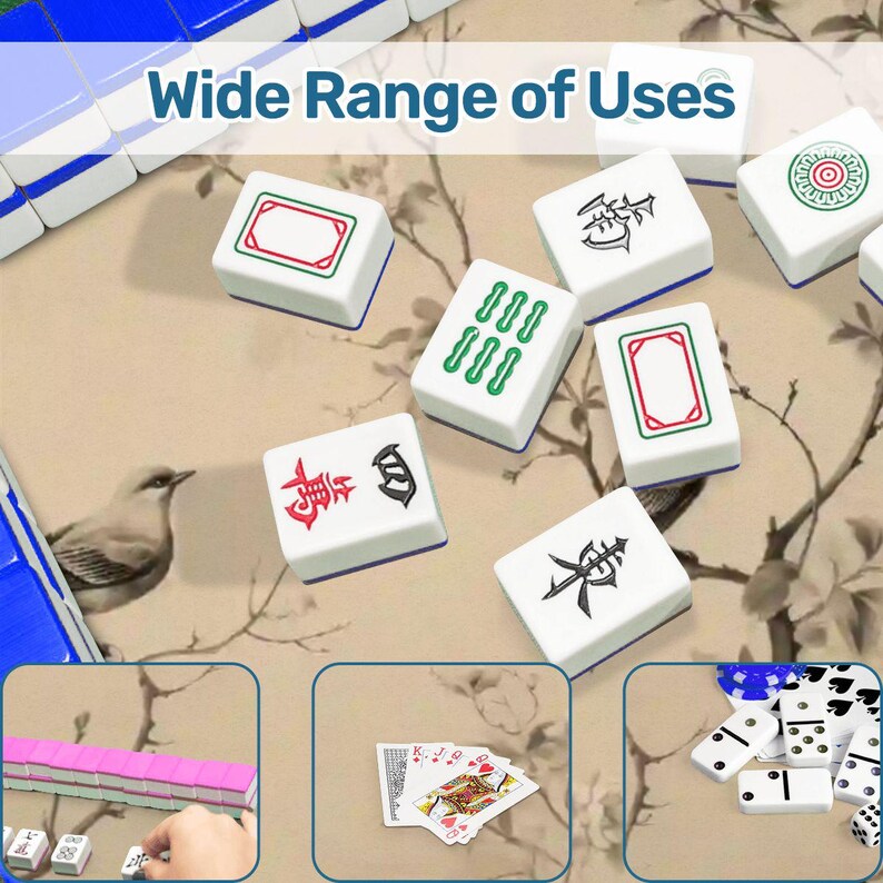Op de afbeelding: Witte Mahjong-tegels met blauwe randen en diverse symbolen liggen op een patroon. De afbeelding bevat ook een stapel roze tegels, speelkaarten en dominostenen, met de tekst "Wide Range of Uses" bovenaan.