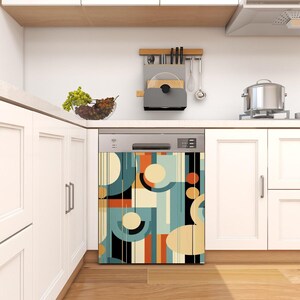 Puede incluir: Un lavavajillas de acero inoxidable con un patr&oacute;n geom&eacute;trico colorido en la parte delantera. El patr&oacute;n presenta c&iacute;rculos, cuadrados y rayas en tonos de azul, naranja, amarillo y negro.