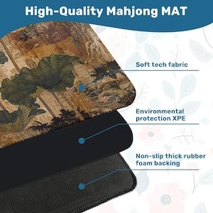 K&ouml;nnte beinhalten: Eine hochwertige Mahjong-Matte mit detailliertem Blumendesign in Braun- und Gr&uuml;nt&ouml;nen. Die Matte verf&uuml;gt &uuml;ber ein weiches Tech-Gewebe, Umweltschutz XPE und eine rutschfeste, dicke Schaumstoffr&uuml;cken. Der Text "High-Quality Mahjong MAT" befindet sich oben.