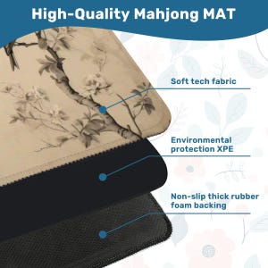 Op de afbeelding: Een hoogwaardige Mahjong-mat met een bloemenontwerp in beige en grijstinten. De mat heeft een zachte technische stof, milieubescherming XPE en een antislip dikke rubberen schuimrug. De tekst "High-Quality Mahjong MAT" staat bovenaan.