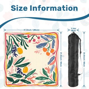 Pode incluir: Um tapete quadrado com um design floral, medindo 80 cm de cada lado, e uma bolsa de transporte preta. O tapete apresenta um fundo creme com ilustra&ccedil;&otilde;es coloridas de folhas, bagas e frutas c&iacute;tricas. A bolsa tem 85 cm de comprimento.