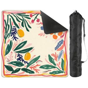 Pode incluir: Um tapete de ioga quadrado com um design floral colorido com folhas verdes, laranjas amarelas e detalhes em rosa. O tapete tem uma parte inferior preta e vem com uma bolsa de transporte preta com uma al&ccedil;a de ombro. O tapete &eacute; projetado para ioga e fitness.