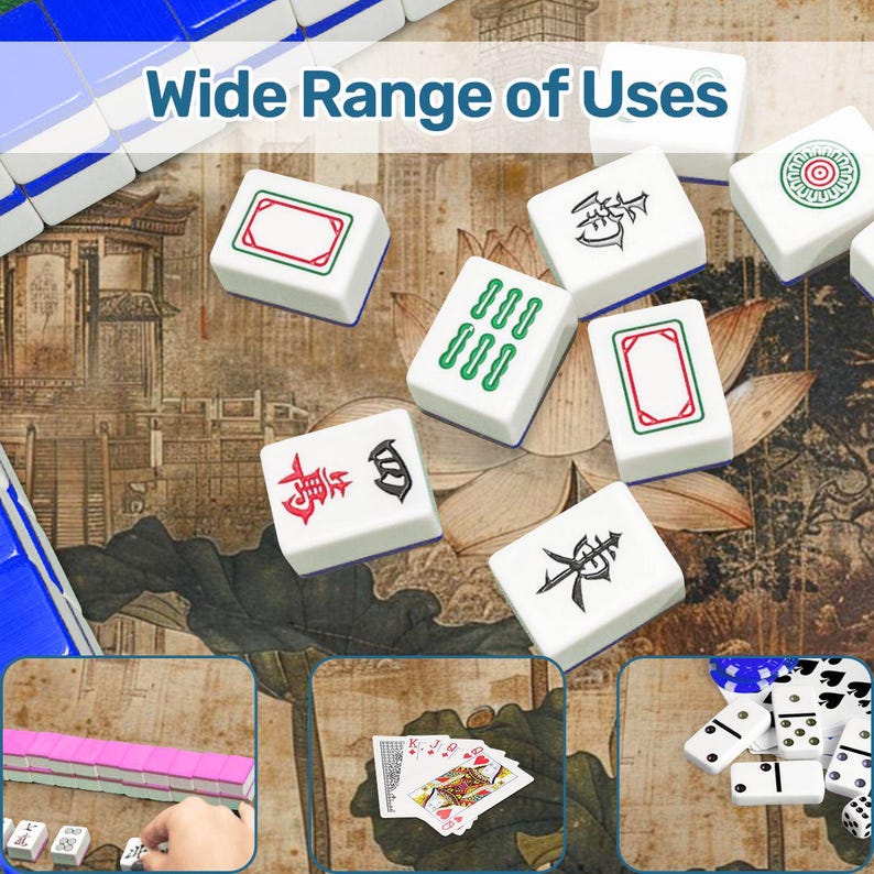 K&ouml;nnte beinhalten: Wei&szlig;e und blaue Mahjong-Steine mit roten, gr&uuml;nen und schwarzen Symbolen und Designs liegen auf einer gemusterten Oberfl&auml;che. Der Text "Wide Range of Uses" ist oben zu sehen. Zus&auml;tzliche Spielsteine, darunter Dominosteine und Spielkarten, sind abgebildet.