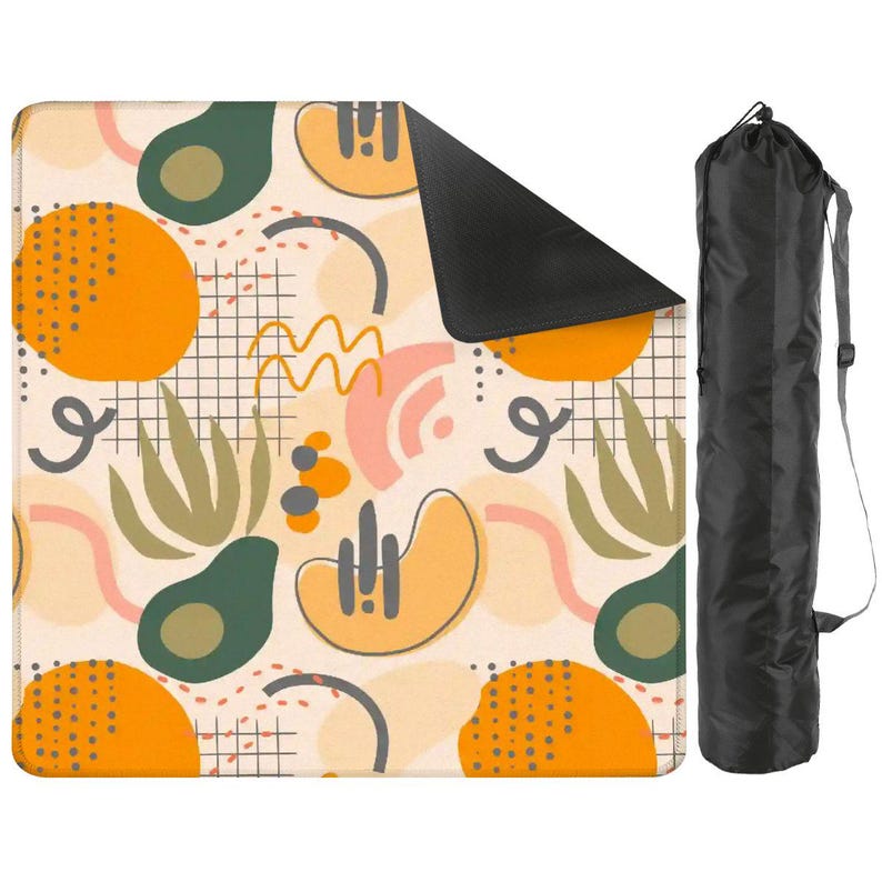 Puede incluir: Una manta de picnic beige con un colorido patr&oacute;n abstracto que presenta c&iacute;rculos naranjas, formas de aguacate verdes y otros dise&ntilde;os geom&eacute;tricos. La manta tiene una parte inferior negra y viene con una bolsa de transporte negra con una correa para el hombro.