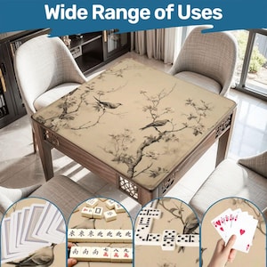 Peut inclure: Une table en bois avec un motif floral et d'oiseaux beige. La table est entourée de chaises et présente divers jeux, notamment des cartes, des dominos et des tuiles de mahjong. Le texte "Wide Range of Uses" est en haut.