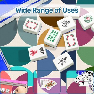 Pu&ograve; includere: Una collezione di tessere da mahjong bianche con simboli neri, rossi e verdi, incluse alcune con cornici rosse e motivi verdi. Il testo Wide Range of Uses &egrave; visibile. Riquadri mostrano tessere rosa, carte da gioco e tessere del domino bianche.