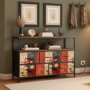 Könnte beinhalten: Eine Konsole aus schwarzem Metall und Holz mit Schubladen. Die Schubladen haben ein Blumendesign mit roten, weißen und gelben Rosen. Zwei gerahmte botanische Drucke hängen darüber.