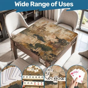 K&ouml;nnte beinhalten: Holztisch mit dekorativer Oberfl&auml;che mit Lotusblumen-Design. Der Tisch ist von St&uuml;hlen und einem Sofa umgeben. Das Bild enth&auml;lt Spielkarten, Mahjong-Steine und Dominosteine, mit dem Text "Wide Range of Uses" oben.