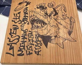 Cuadro de madera con forma de tiburón hecho a mano – Decoración veraniega costera – Panel de madera pintado inspirado en el océano – Adorno de pared para casa de playa – Pieza única hecha a mano