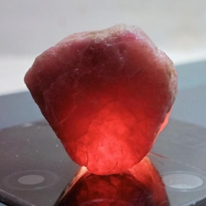 Ruw natuurlijk robijn: ongeslepen edelsteen voor sieraden, formaat 17 x 18 mm.