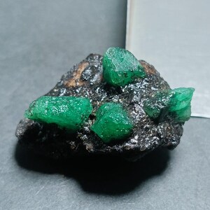 Zeldzaam exemplaar van natuurlijke smaragd: ruwe, ruwe smaragd (21 x 32 mm) afbeelding 2