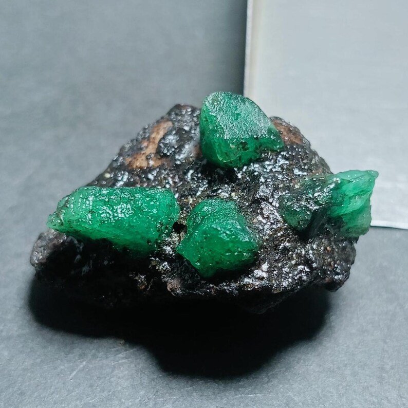 Zeldzaam exemplaar van natuurlijke smaragd: ruwe, ruwe smaragd (21 x 32 mm) afbeelding 2