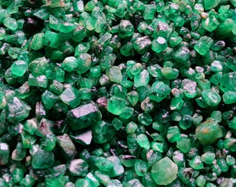 500 Pcs Emerald Rough, Top Quality Zambian Emerald Rough Loose Gemstone Raw Emerald 3mm to 6mm, Emerald Rough, Emerald Raw.