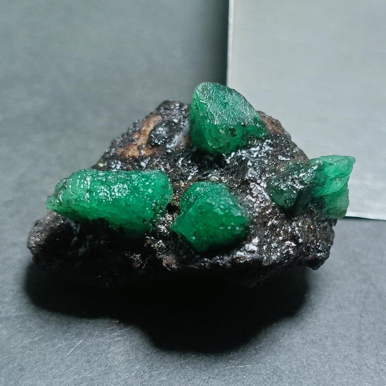 Zeldzaam exemplaar van natuurlijke smaragd: ruwe, ruwe smaragd (21 x 32 mm) afbeelding 3
