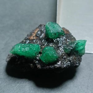Zeldzaam exemplaar van natuurlijke smaragd: ruwe, ruwe smaragd (21 x 32 mm) afbeelding 6