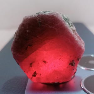 Rubí rojo natural en bruto: piedra preciosa de Mozambique sin tallar, 30 x 31 mm