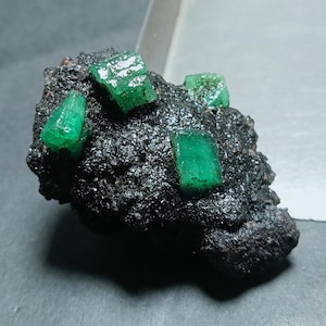 Espécime de Esmeralda Grande: Pedra Bruta Natural para Pingente (26 x 47 mm, 123,30 Quilates)