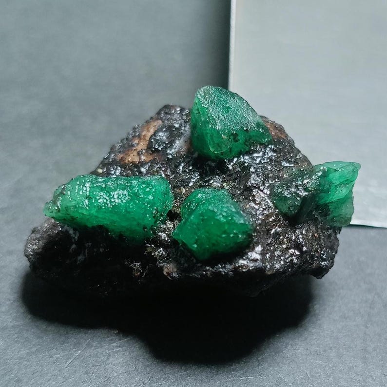 Zeldzaam exemplaar van natuurlijke smaragd: ruwe, ruwe smaragd (21 x 32 mm) afbeelding 5