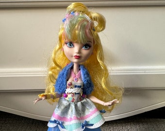 Ever After High Doll, Blondie Lockes, une adorable vidéo incluse