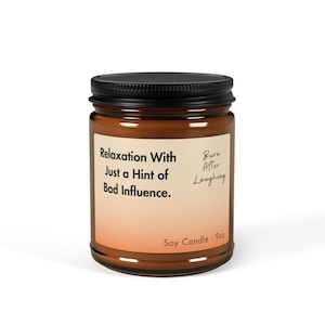 Peut inclure: Un pot en verre brun avec un couvercle noir, étiqueté "Relaxation With Just a Hint of Bad Influence." L'étiquette comprend également "Burn After Laughing" et "Soy Candle - 9oz."