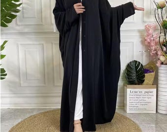 前ボタン留めの黒いアバヤ（ベルト付き）：控えめなイスラム服