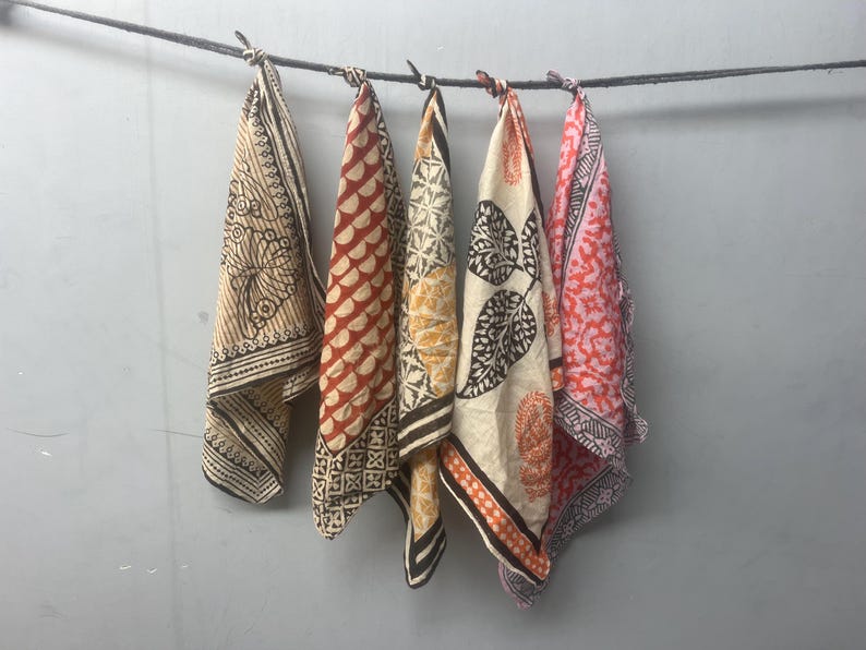Handtryckt bomullsbandanaset, naturfärgad slips, ekologiska färger bild 5