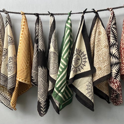 Lot de 10 bandanas imprimés à la main, foulard, mouchoir de poche, cravate en couleurs naturelles, article cadeau