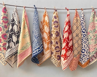 Juego de 10 pañuelos, bufandas y corbatas estampadas a mano con tintes naturales. Artículo de regalo.