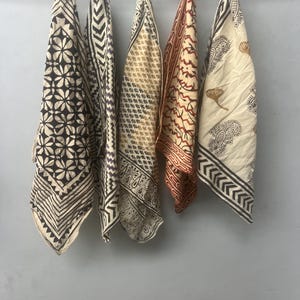 Handtryckt bomullsbandanaset, naturfärgad slips, ekologiska färger bild 6